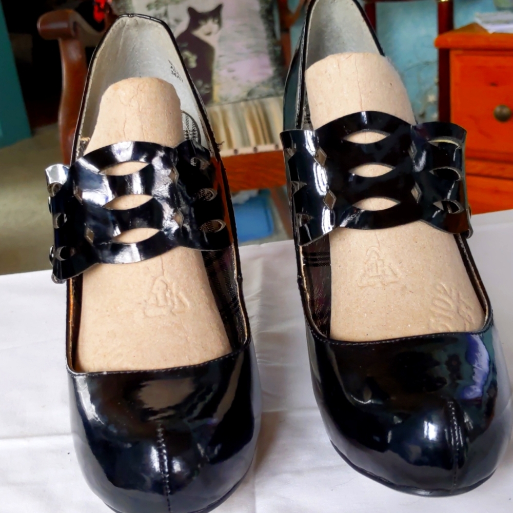 bamboo brand black patent leather heels, sz 7, 4" heel